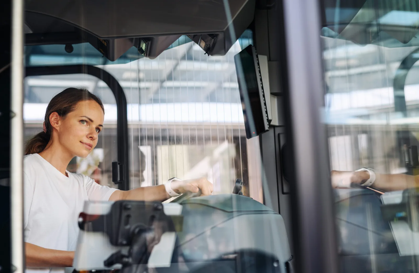 Bussjåfør ved rattet i en rutebuss