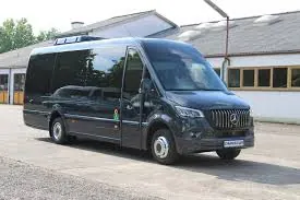 Svart minibuss parkert utenfor en bygning