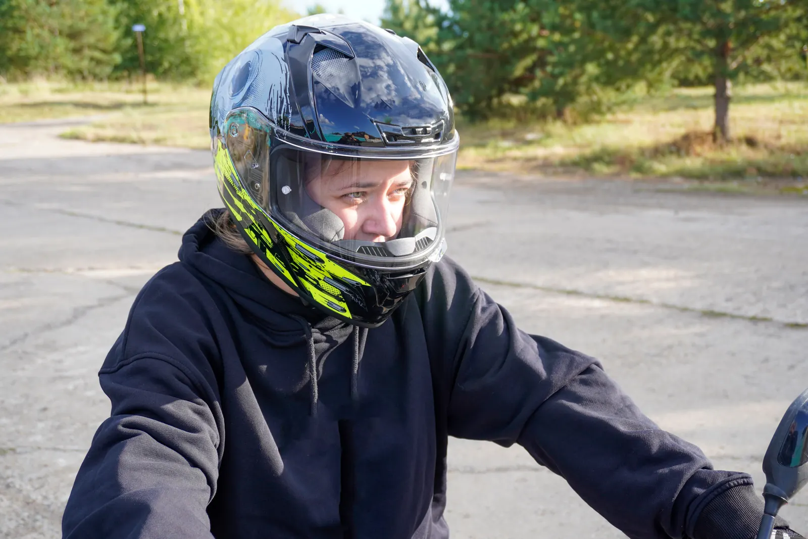 Motorsyklist med lukket hjelm sitter klar på motorsykkelen