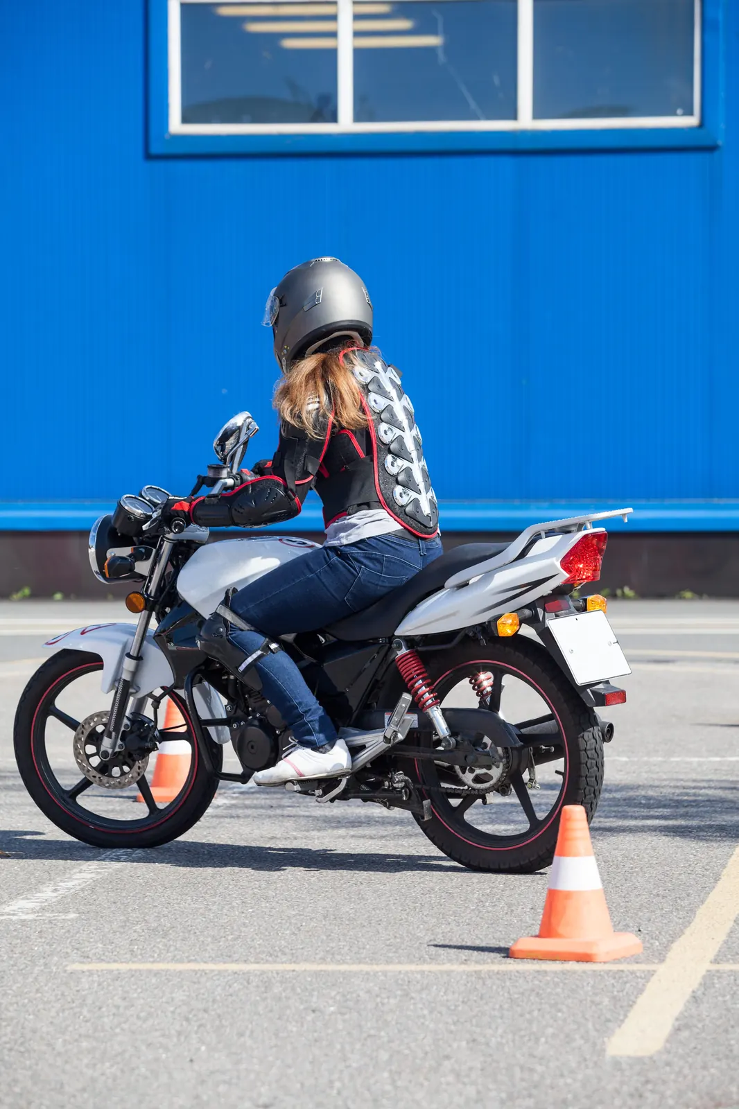 Motorsyklist med ryggbeskytter trener på et lukket område