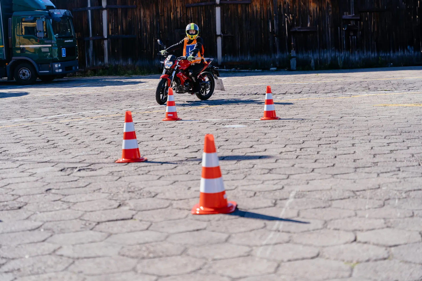 Motorsyklist trener på presis kjøring mellom kjegler