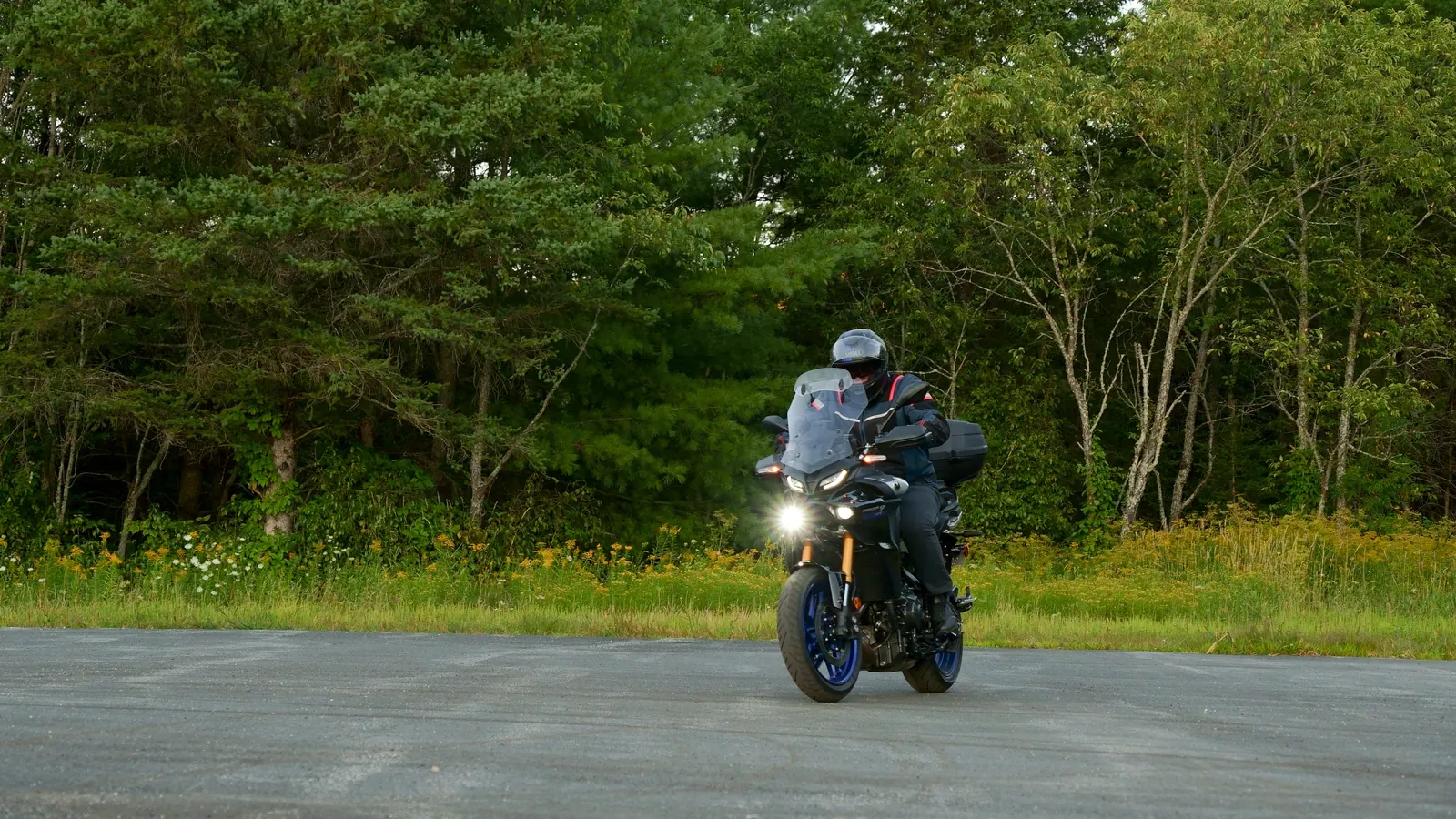 Motorsyklist med verneutstyr kjører en touringmotorsykkel